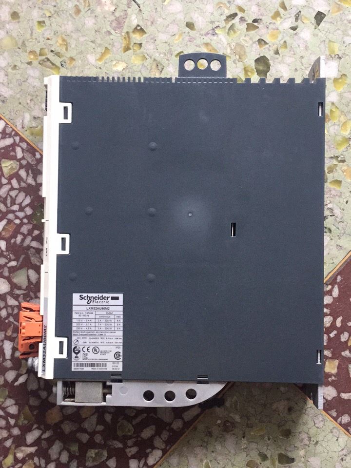 1 PC used For Schneider Electric LXM32AU90M2